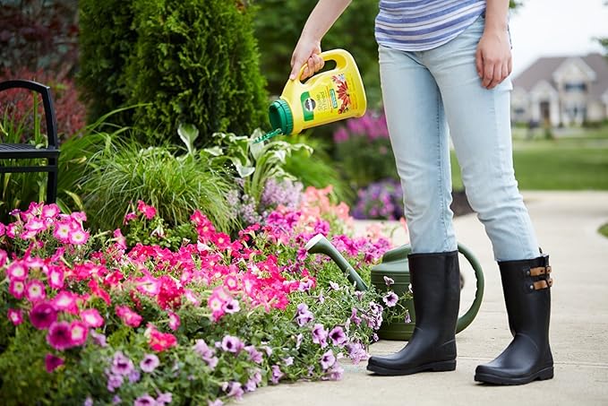 Miracle-Gro Shake 'N Feed All Purpose Plant Food Plus Weed Preventer1, Prevents Crabgrass, Common Chickweed and Common Purslane in Gardens, 4.5 lb.